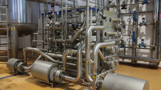 Pipeline dans une usine laitière moderne . — Video