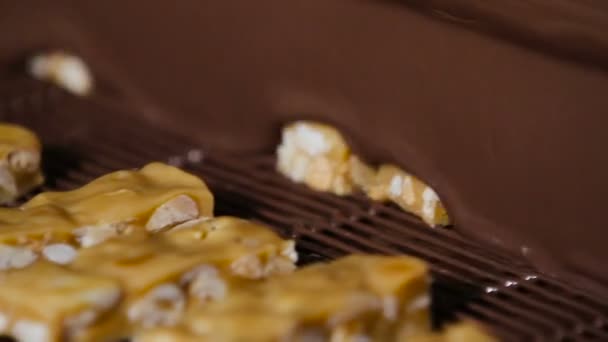Nugát s ořechy a čokoládou v továrně — Stock video