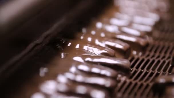 Nougat aux noix et chocolat dans l'usine 