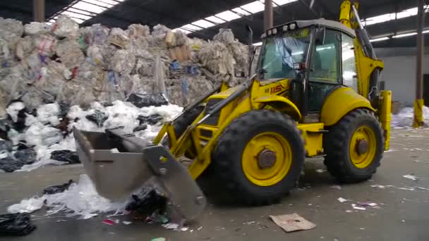 Grote magazijn van oud papier in een fabriek. — Stockvideo