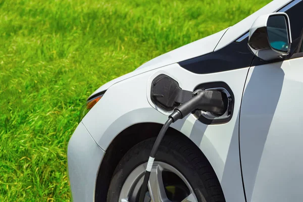Elektrikli otomobil park üzerinde şarj. Eko araba.
