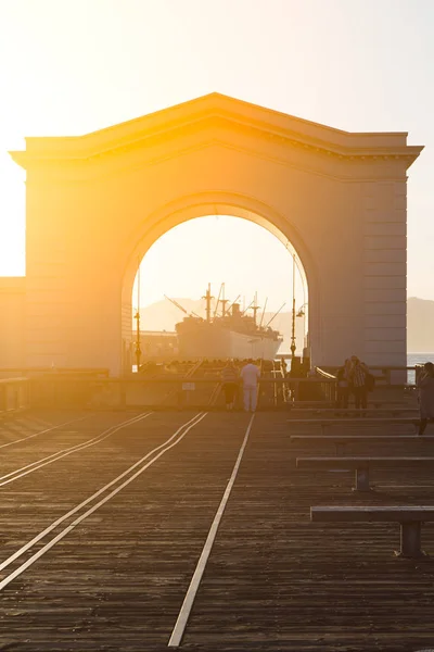 Bogenfähre und Menschenmenge im Pier 43 bei Sonnenuntergang — Stockfoto