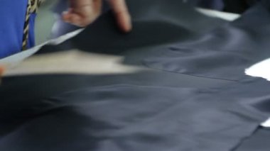 terzi kumaş ile tebeşir hattı çizim işyerinde.