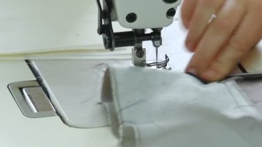 Terzi makine-dikiş closeup beyaz bir gömlek