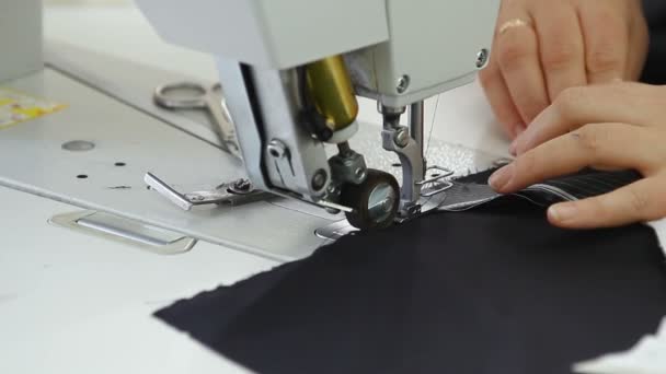 在缝纫机上工作的女裁缝. — 图库视频影像