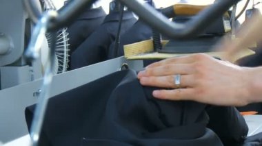 Ütü kadın bir dikiş Fabrikası'nda ceketin mans