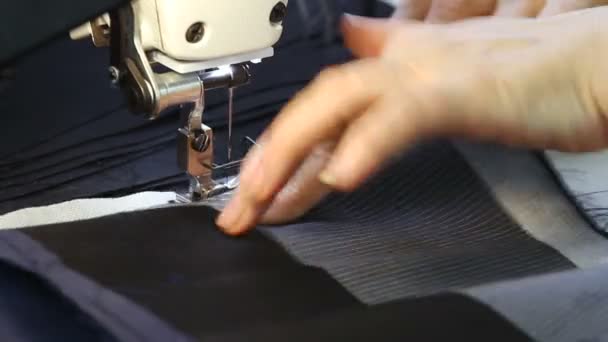 Op maat naait kleding op de naaimachine. — Stockvideo