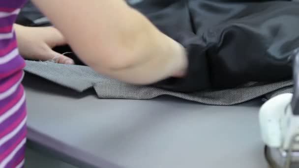 Kvinne stryker sin jakke med profesjonelt jern – stockvideo
