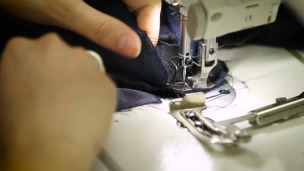 Costurar vários pedaços de tecido em uma única peça . — Vídeo de Stock
