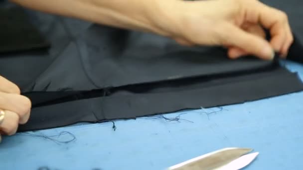 Разработчик одежды работает с ножницами — стоковое видео