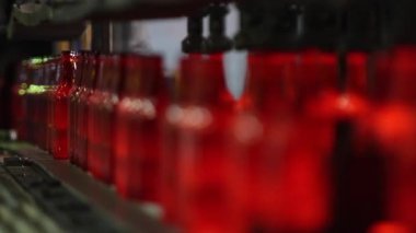 Cam şişe bira için üretim. Cam fabrikası.