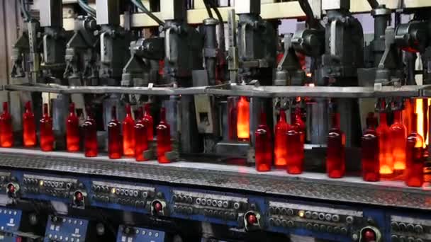 Procédé de fabrication de bouteilles en usine de verre . — Video