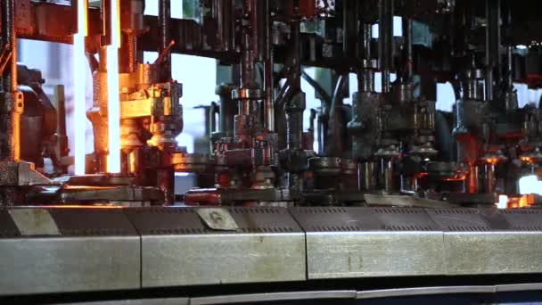 Fabriek voor de productie van flessen, glas plant — Stockvideo