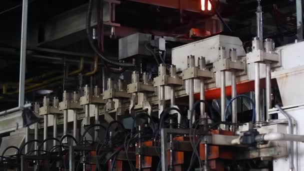 Fábrica para a produção de garrafas, planta de vidro — Vídeo de Stock