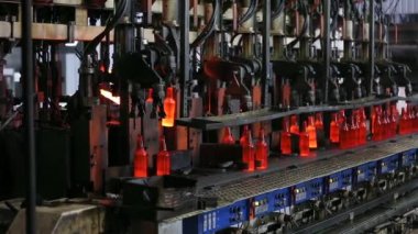 Şişe cam fabrikasında üretim.