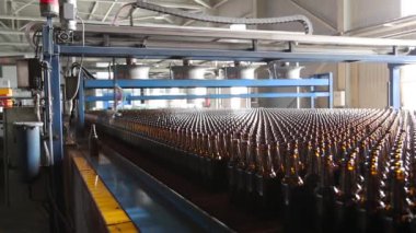 Bira şişeleri fabrikada satırları.
