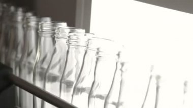 Büyük Fabrikası'nda temiz süt şişeleri ile konveyör.