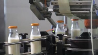 Süt sektöründe paketleme şişe hattı.