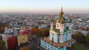 Kiev 'deki St. Andrews Kilisesi' nin havadan görünüşü.