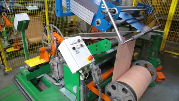 Voorbereiding van rubber tape voor banden productie. — Stockvideo