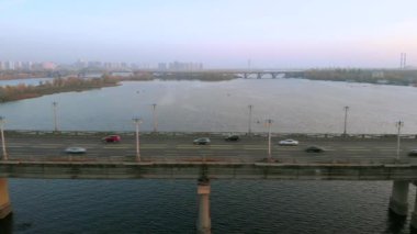 Akşamları nehir köprüsünde hava manzaralı araç trafiği