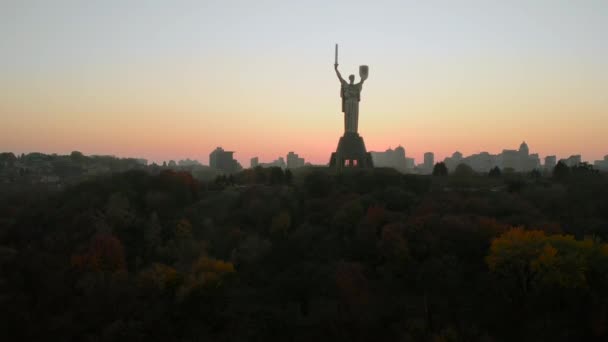 Pomnik Ojczyzny o zachodzie słońca w Kijowie, Ukraina. — Wideo stockowe