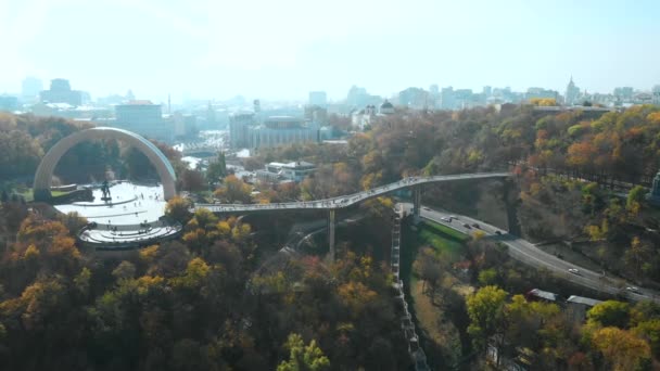 Flygfoto över ny gångbro i Kiev, Ua — Stockvideo
