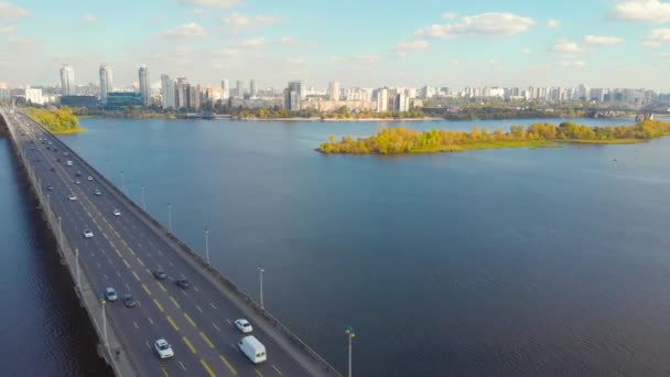 De brug over de rivier de Dnjepr, Kiev, Oekraïne — Stockvideo