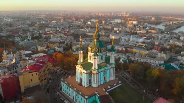 Повітряний вид церкви святого Андрія на заході сонця, Київ. — стокове відео