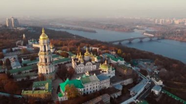 Kiev Pechersk Lavra 'nın sonbaharda hava manzarası, Kiev