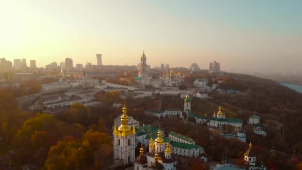Arquitectura Kiev Pechersk Lavra al atardecer, aérea — Vídeo de stock