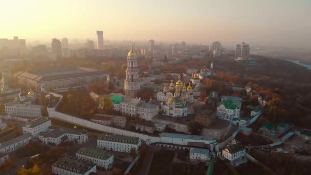 キエフ ・ ペチェールシク大修道院の日の出の空撮 — ストック動画