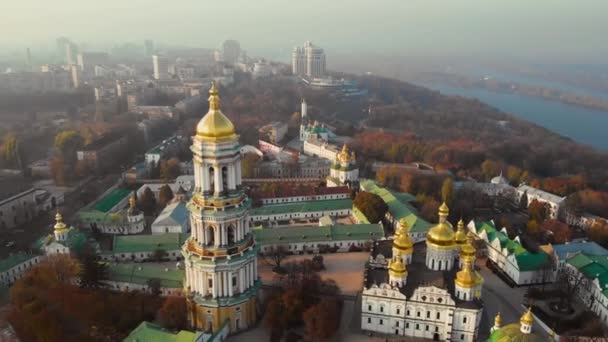 Archutecture Kiev Pechersk Lavra on evening city — Stock videók