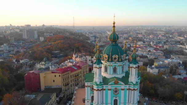 乌克兰基辅圣安德鲁斯教堂周围飞行 — 图库视频影像