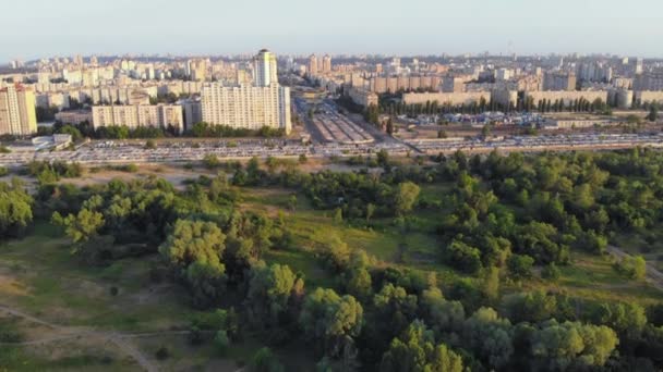 Φούστες από μια μεγάλη πόλη, εναέρια άποψη. — Αρχείο Βίντεο