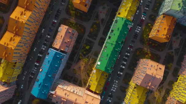 Vue de dessus des bâtiments colorés, images aériennes — Video