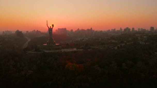 Monumento a la Madre Patria al atardecer en Kiev, Ucrania . — Vídeo de stock