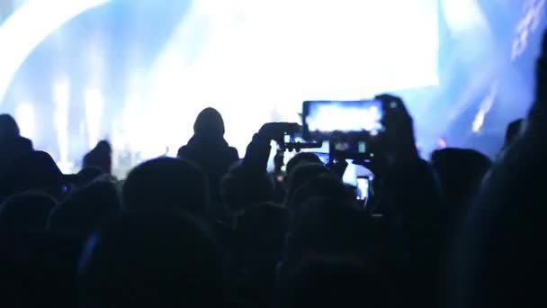 Människor viftar med händerna med smartphones med ficklampa — Stockvideo