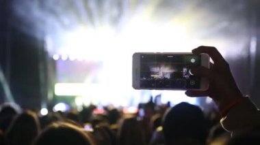 Kapanış kızlarının elleri bir telefon tutar ve video çeker.