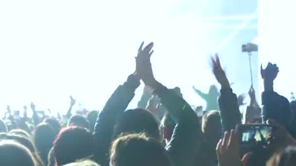 Chica en concierto levantando las manos y aplaude — Vídeos de Stock