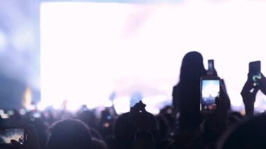 Konser canlı akış cep telefonu el.