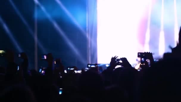 Fläkt tar foto och video av konsert på festivalen. — Stockvideo