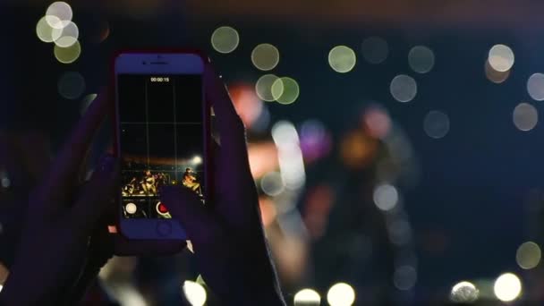 Szoros lány kezét fogja a telefont, és lő videó — Stock videók