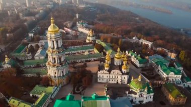 Kiev Pechersk Lavra 'nın günbatımındaki hava manzarası, Kiev