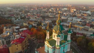Günbatımında St. Andrews Kilisesi 'nin hava manzarası, Kiev