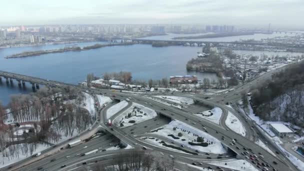 Kijev - fővárosa Ukrajna télen. Dnepr folyó. — Stock videók