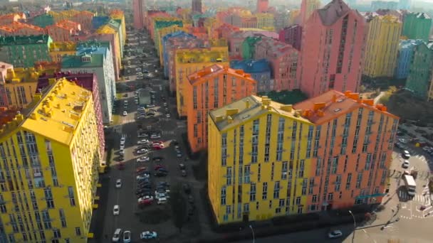 Complexe résidentiel moderne avec maisons colorées . — Video