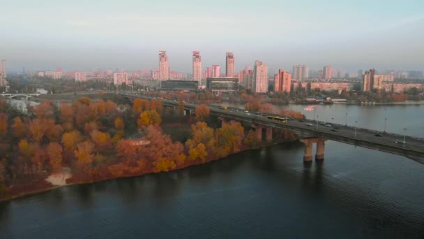 Flyger tillbaka över bron över den breda floden — Stockvideo