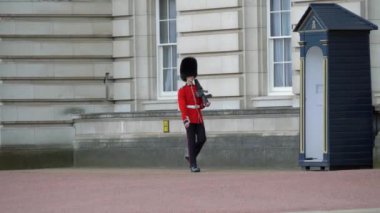 Londra Buckingham Sarayı 'nda görevli İngiliz Muhafızları.