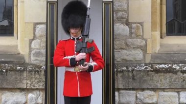 Geleneksel kırmızı-siyah üniformalı İngiliz muhafız